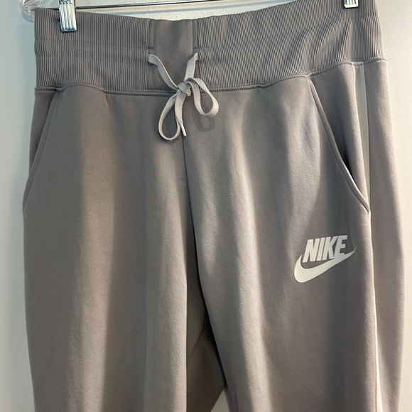 Nike large gray with Pocket fitted joggers - Picture 2 of 5